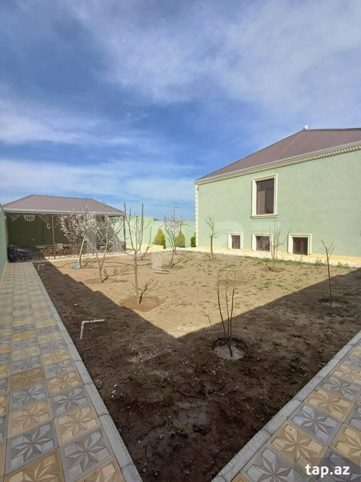 Satılır 6 otaqlı həyət evi