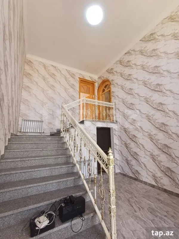 Satılır 6 otaqlı həyət evi