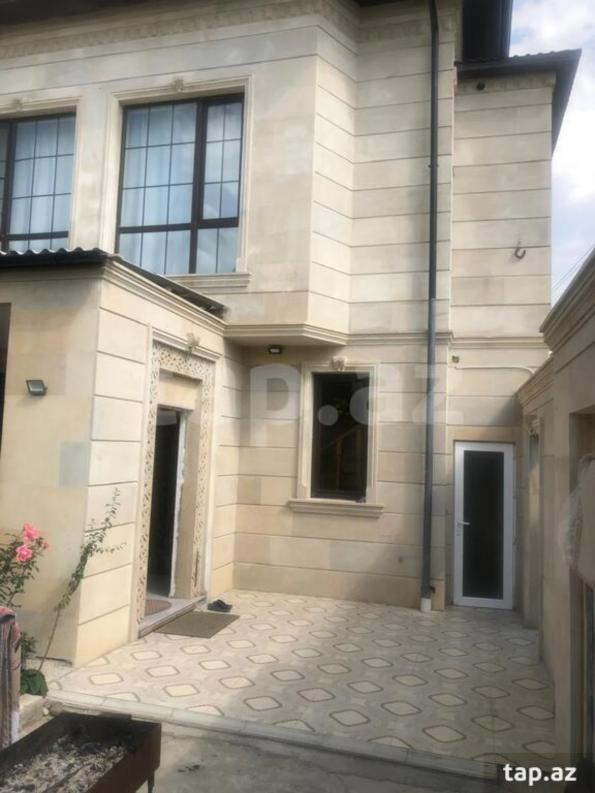 Satılır 8 otaqlı həyət evi