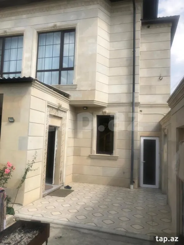 Satılır 8 otaqlı həyət evi