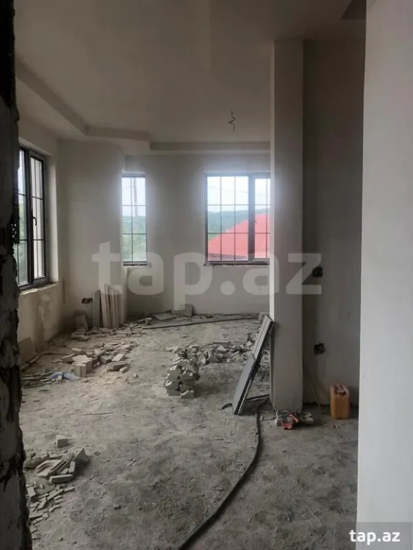 Satılır 8 otaqlı həyət evi