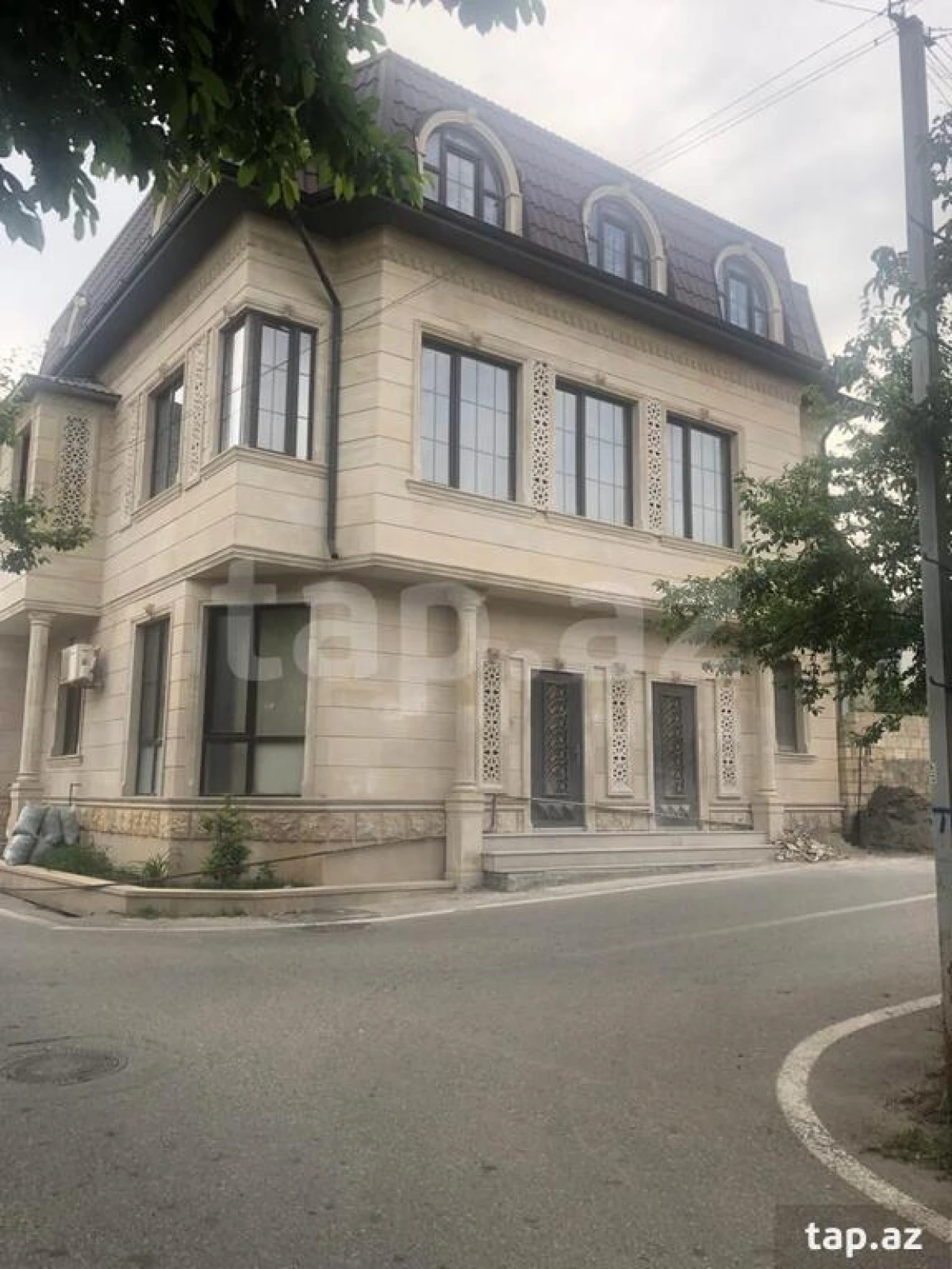 Satılır 8 otaqlı həyət evi