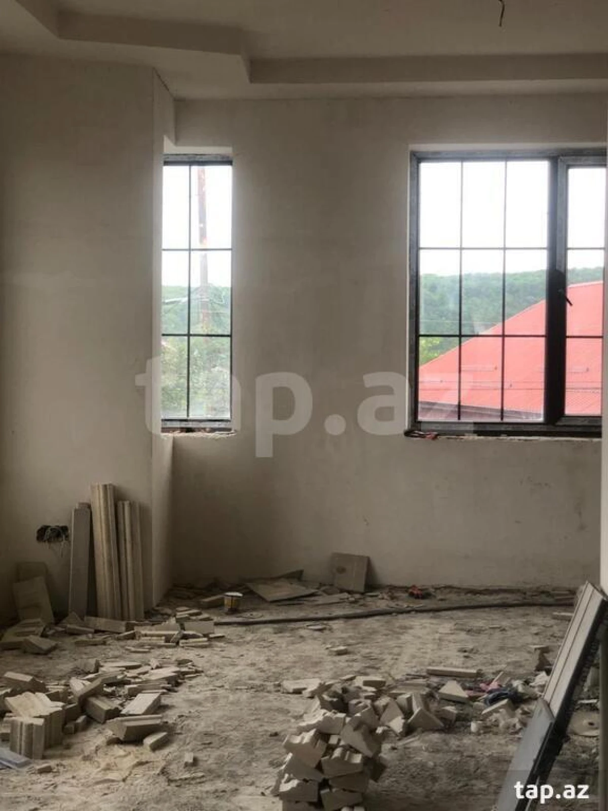 Satılır 8 otaqlı həyət evi