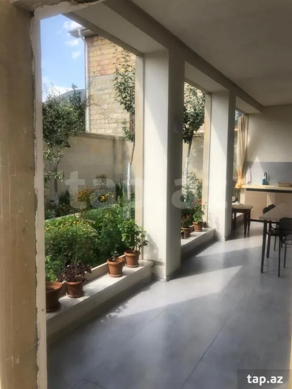 Satılır 8 otaqlı həyət evi