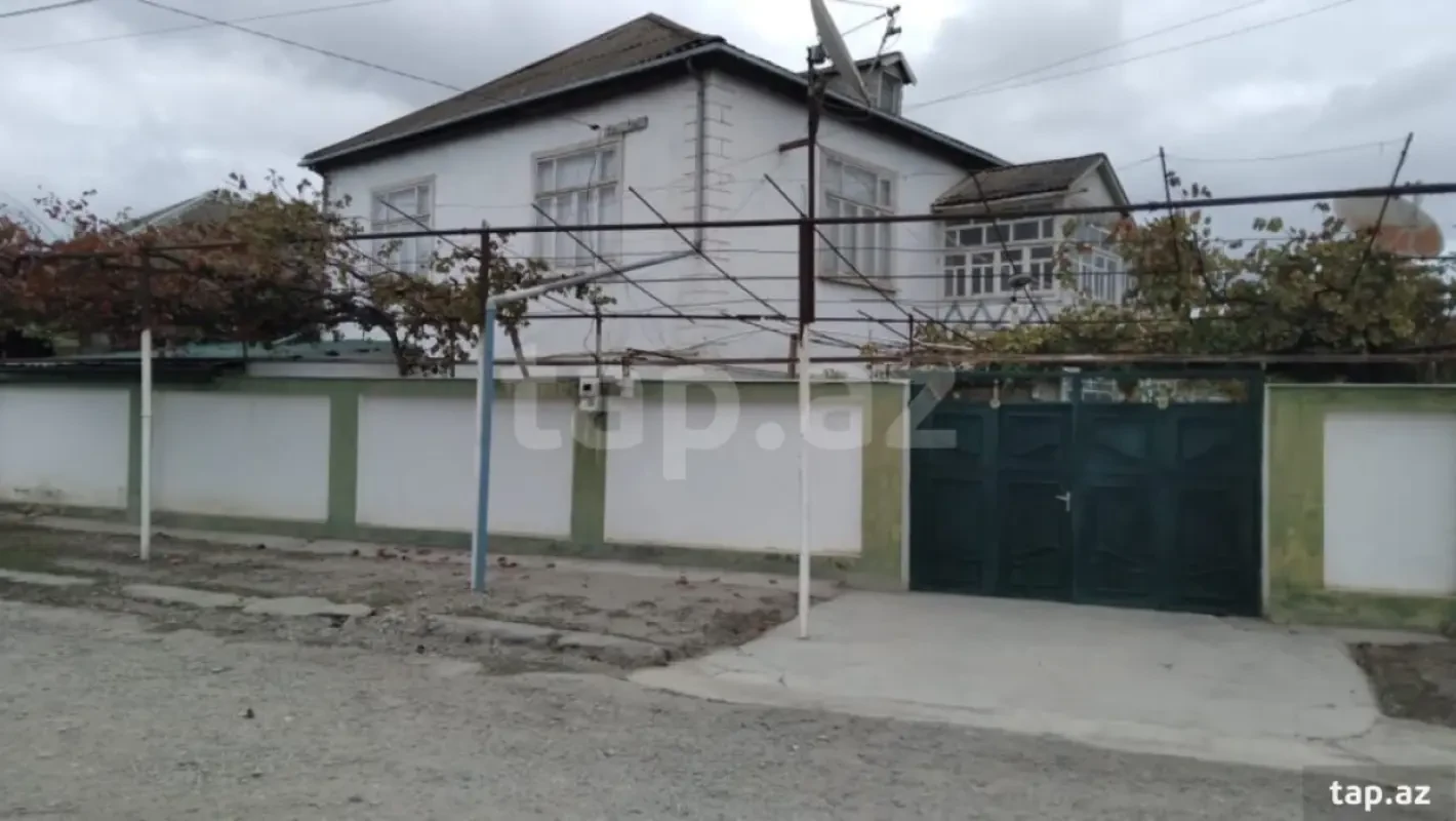 Satılır 8 otaqlı həyət evi 200 m²