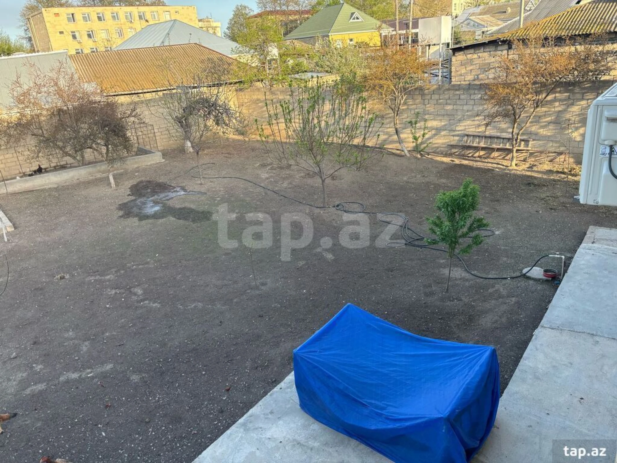 Satılır 8 otaqlı həyət evi