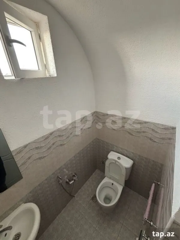 Satılır 8 otaqlı həyət evi