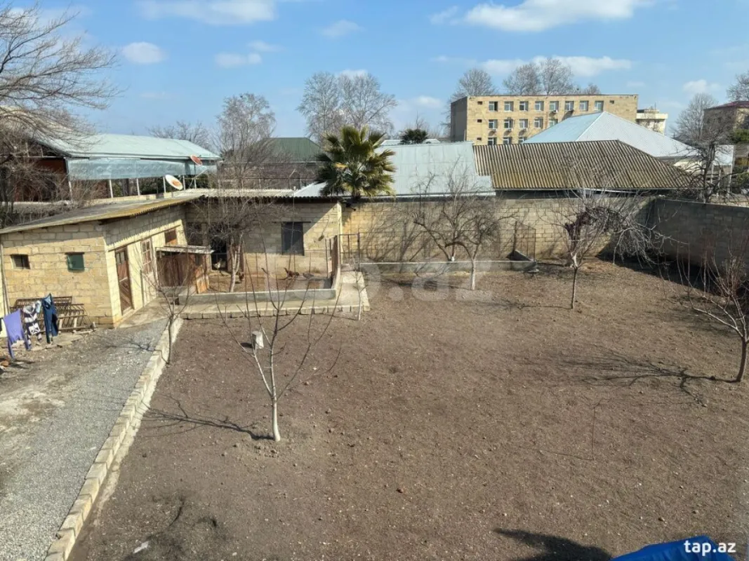 Satılır 8 otaqlı həyət evi