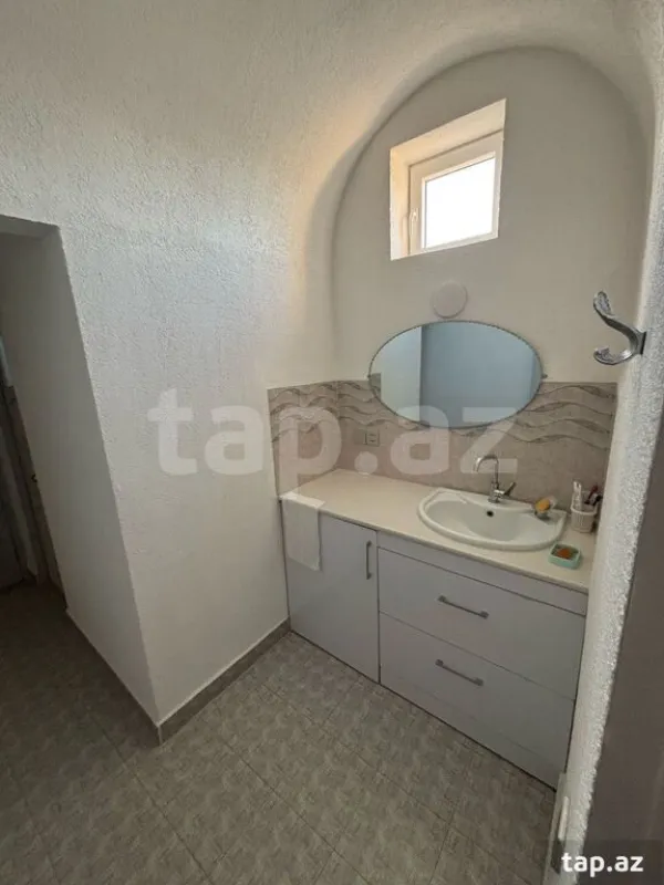 Satılır 8 otaqlı həyət evi