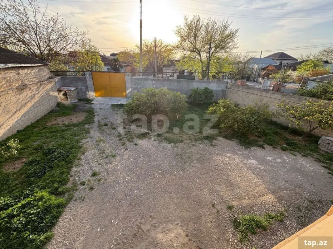 Satılır 8 otaqlı həyət evi