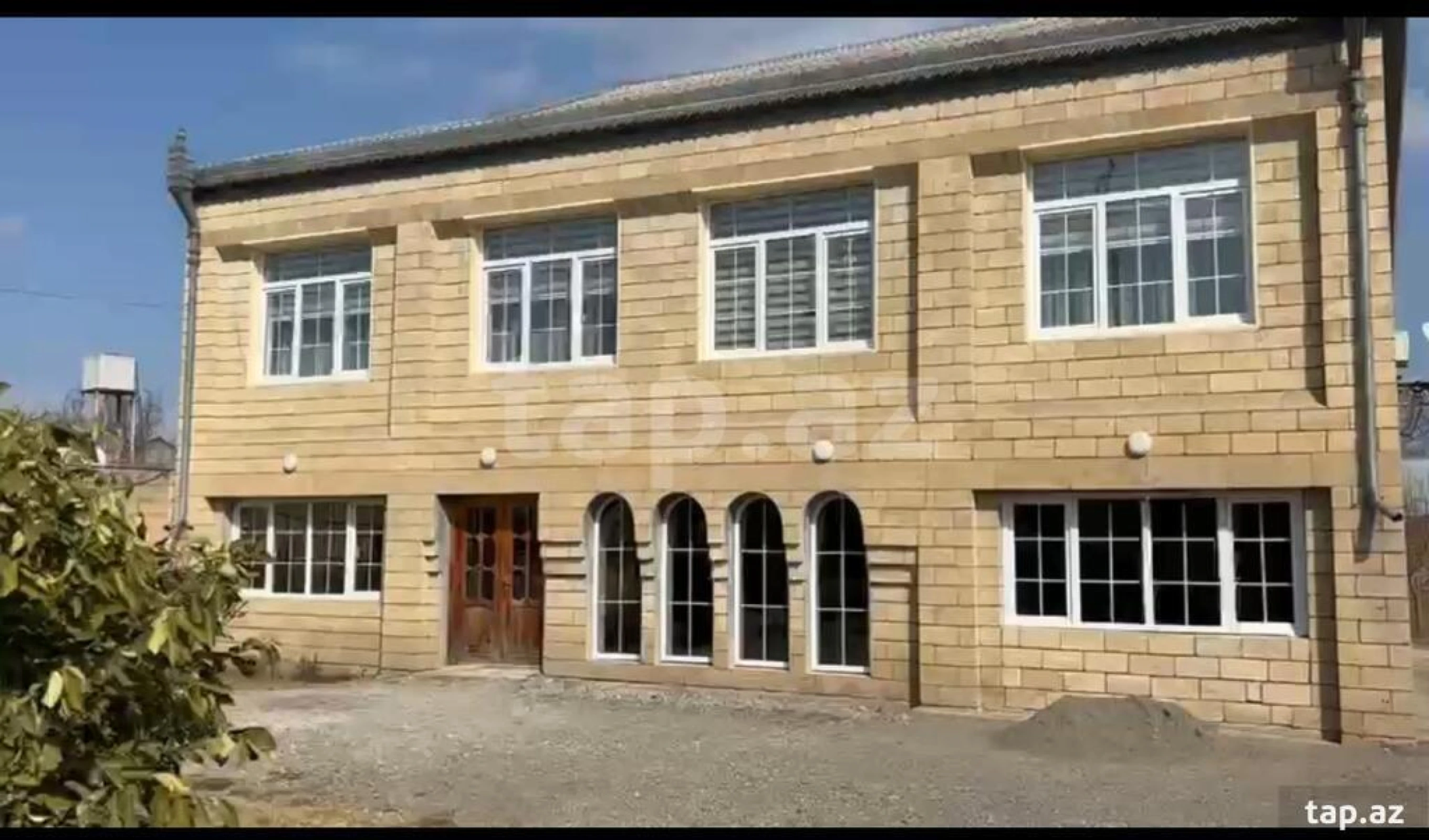 Satılır 8 otaqlı həyət evi