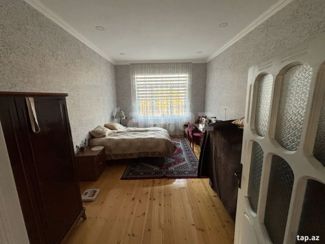 Satılır 8 otaqlı həyət evi