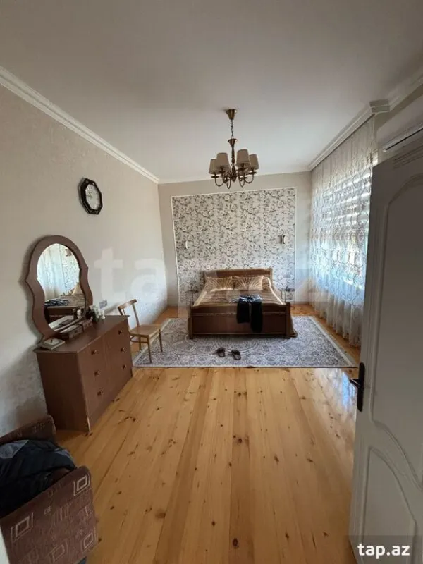 Satılır 8 otaqlı həyət evi