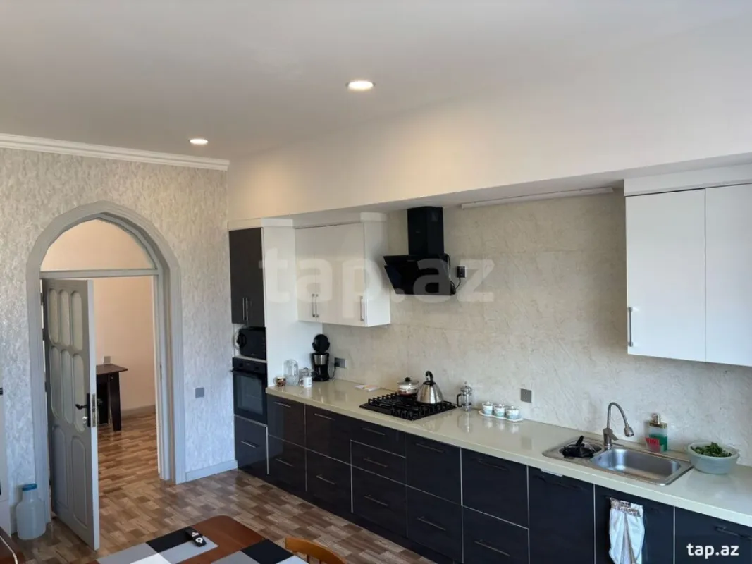 Satılır 8 otaqlı həyət evi