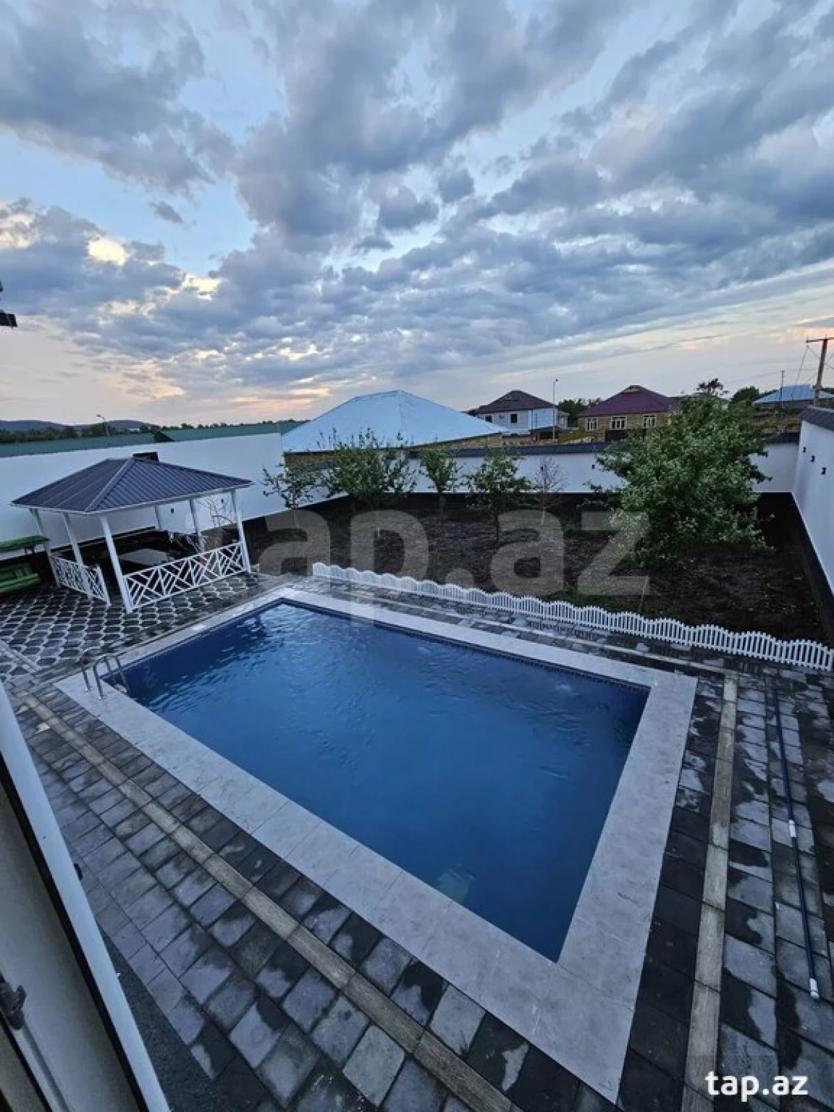 Satılır 5 otaqlı həyət evi