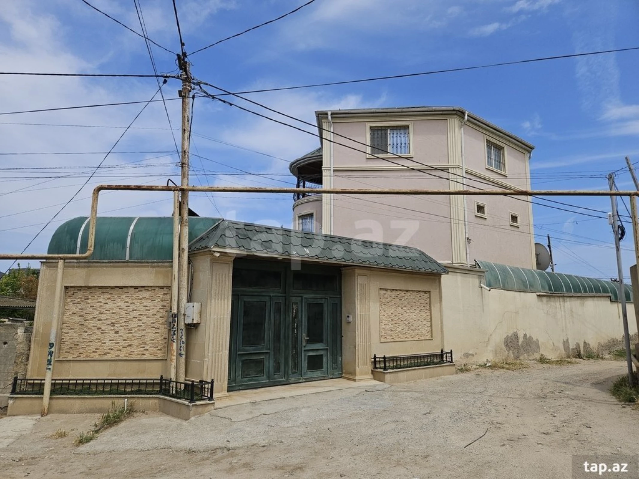 Satılır 5 otaqlı həyət evi