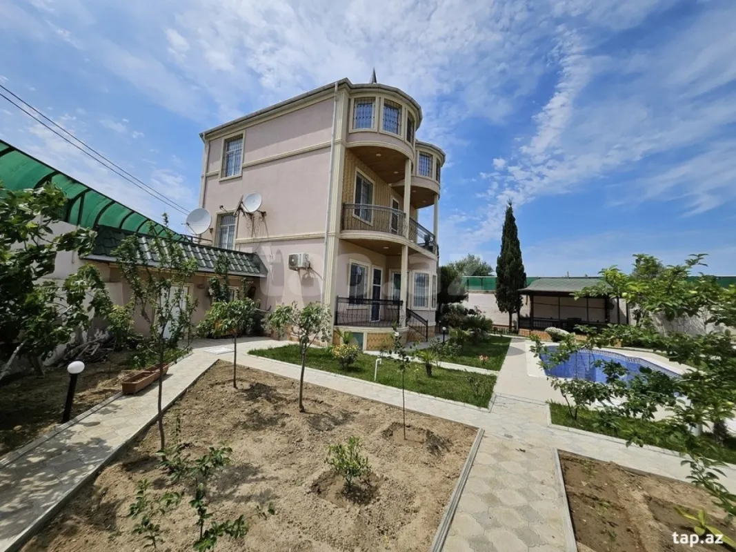 Satılır 5 otaqlı həyət evi
