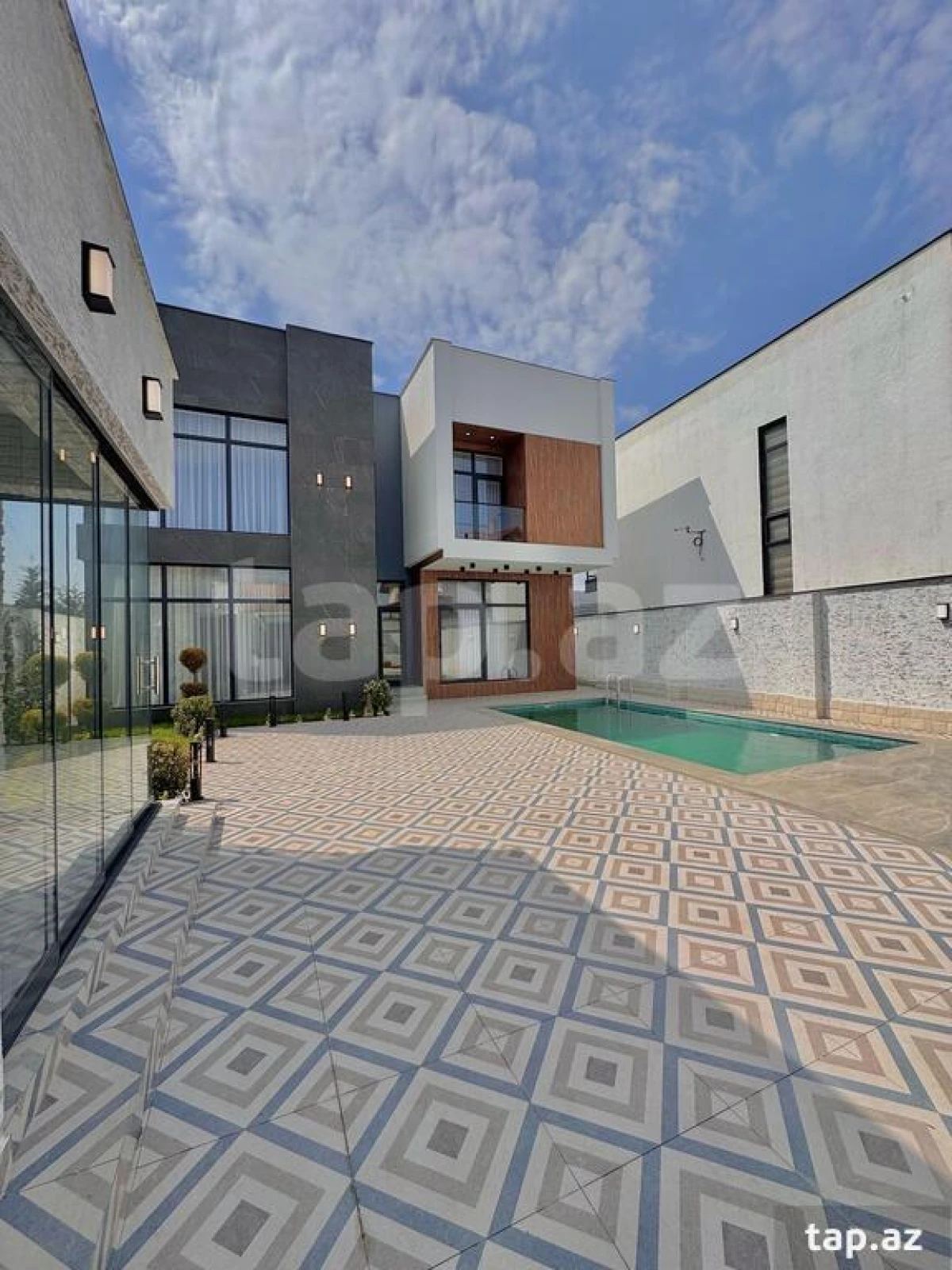 Satılır 5 otaqlı həyət evi