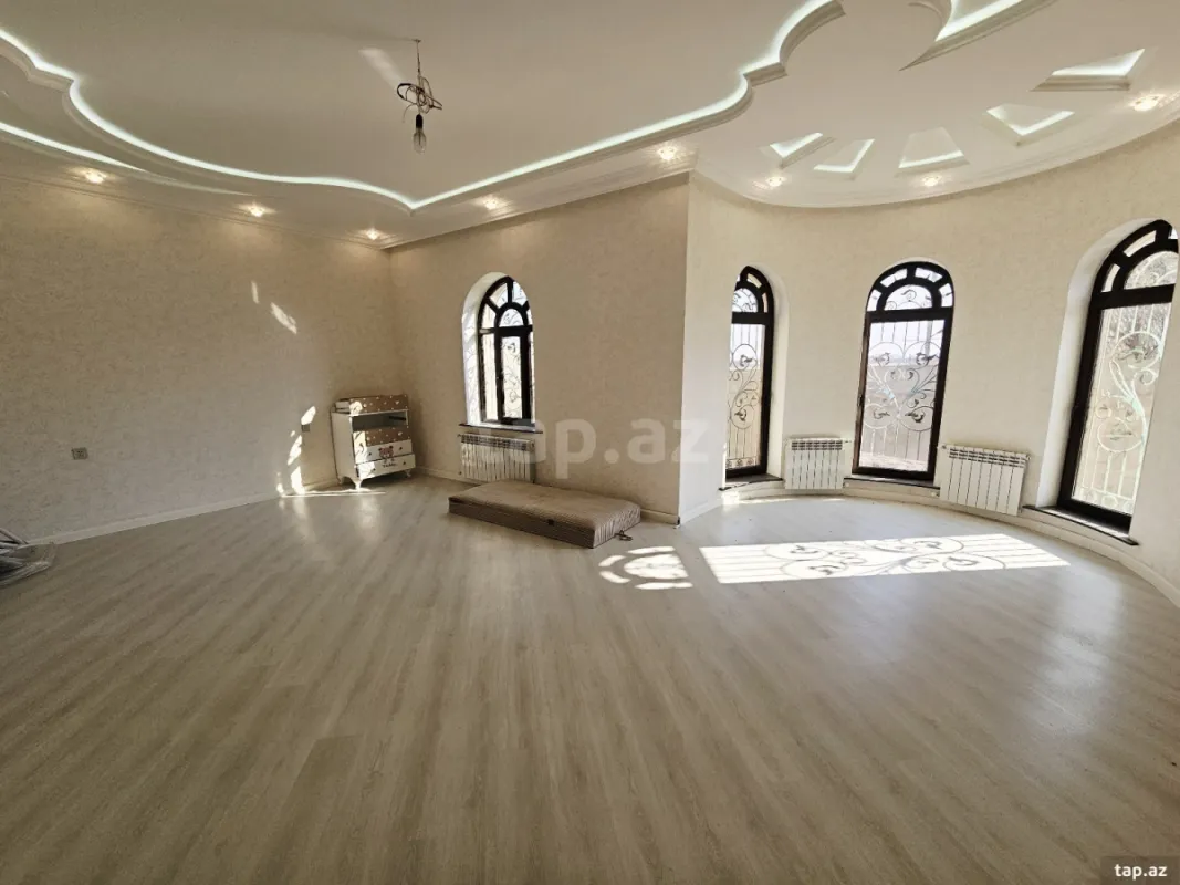 Satılır 5 otaqlı həyət evi 300 m²