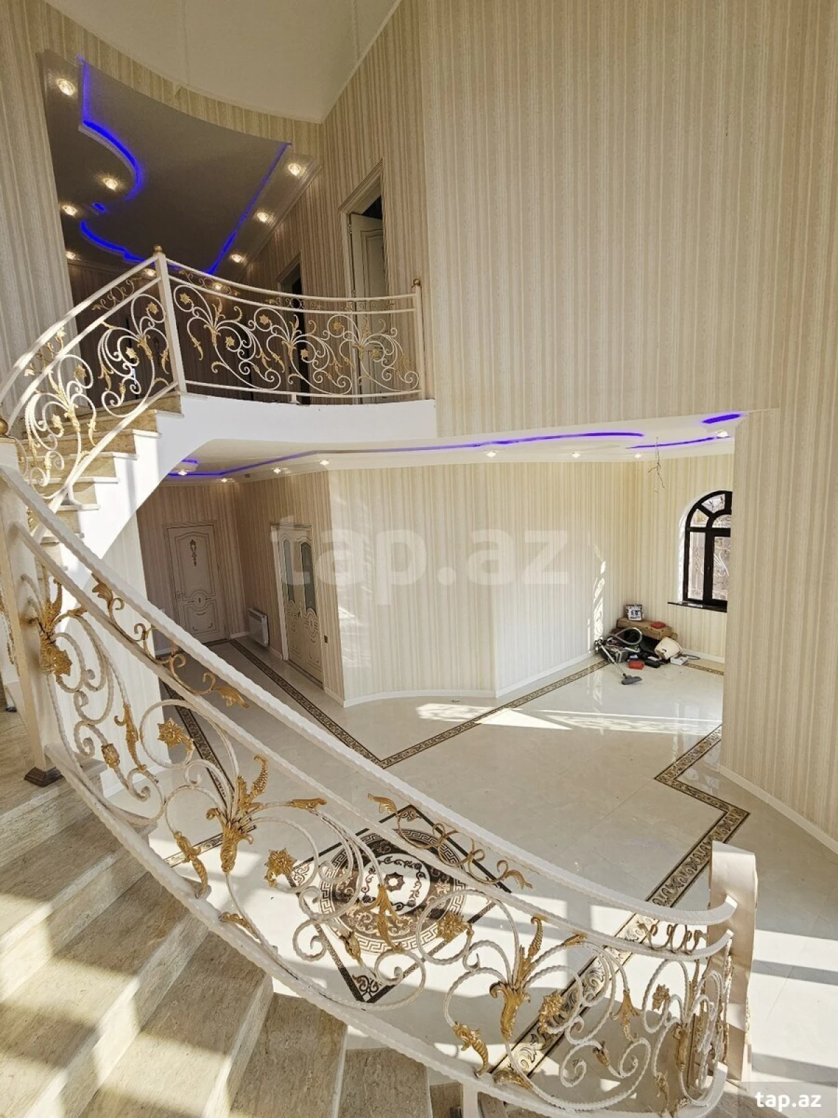 Satılır 5 otaqlı həyət evi 300 m²