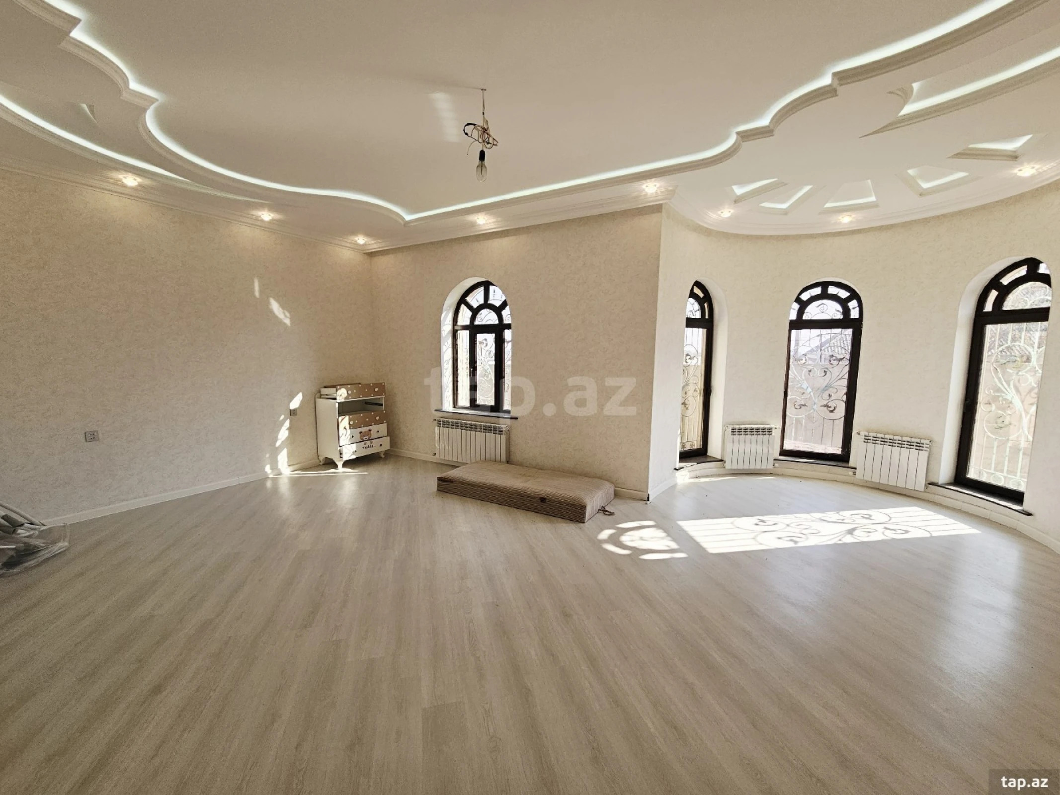 Satılır 5 otaqlı həyət evi 300 m²