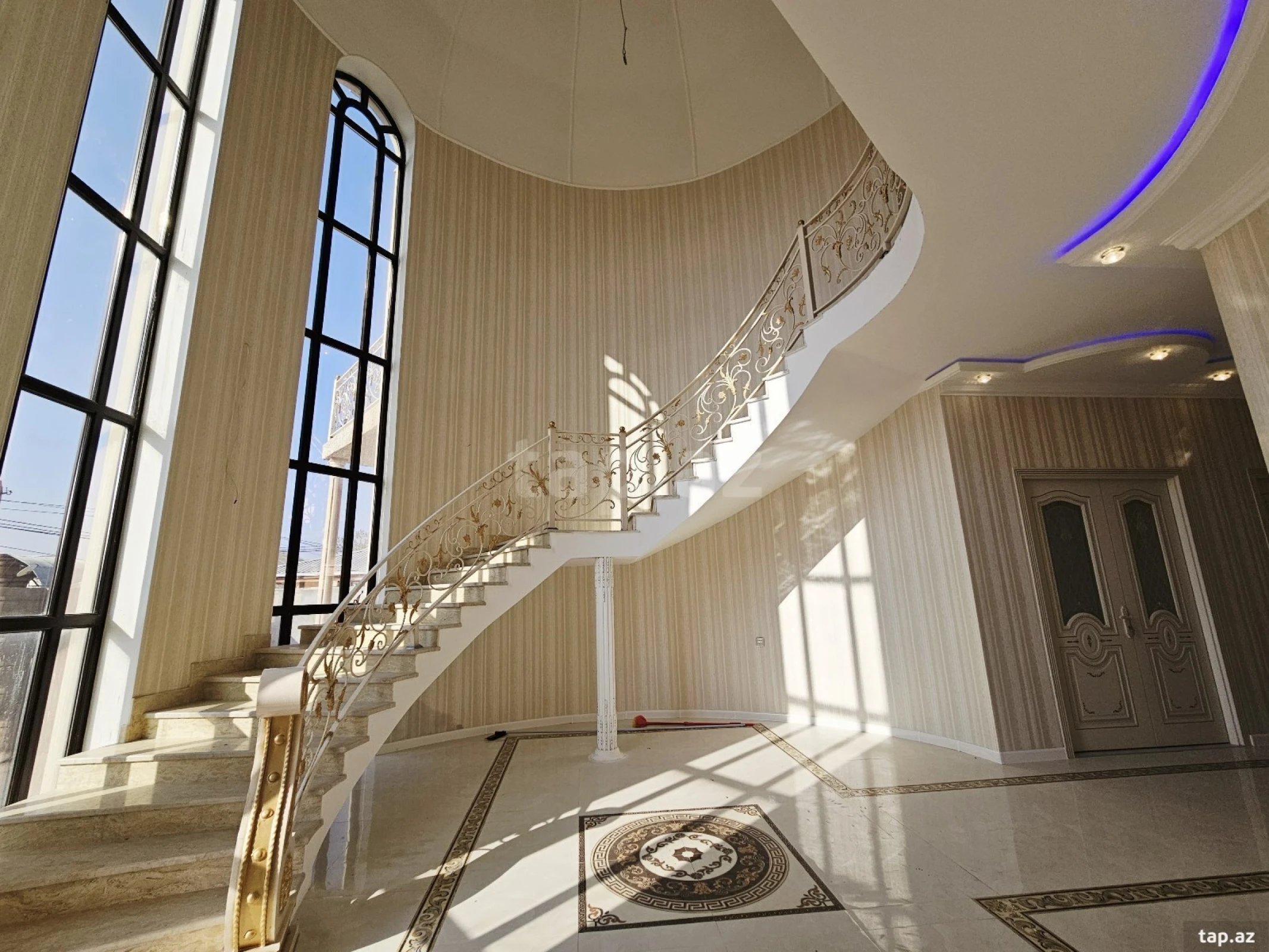 Satılır 5 otaqlı həyət evi 300 m²