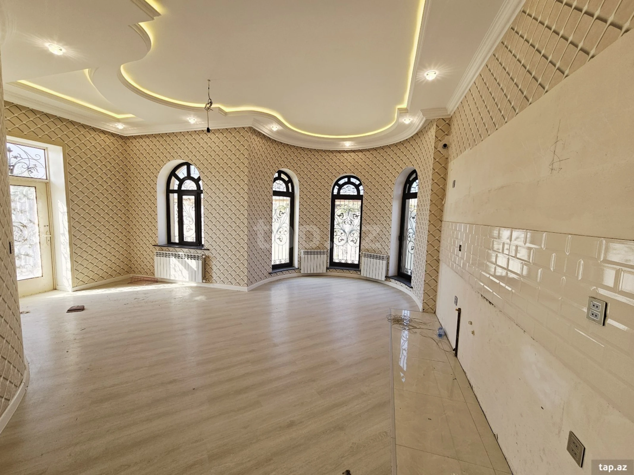 Satılır 5 otaqlı həyət evi 300 m²