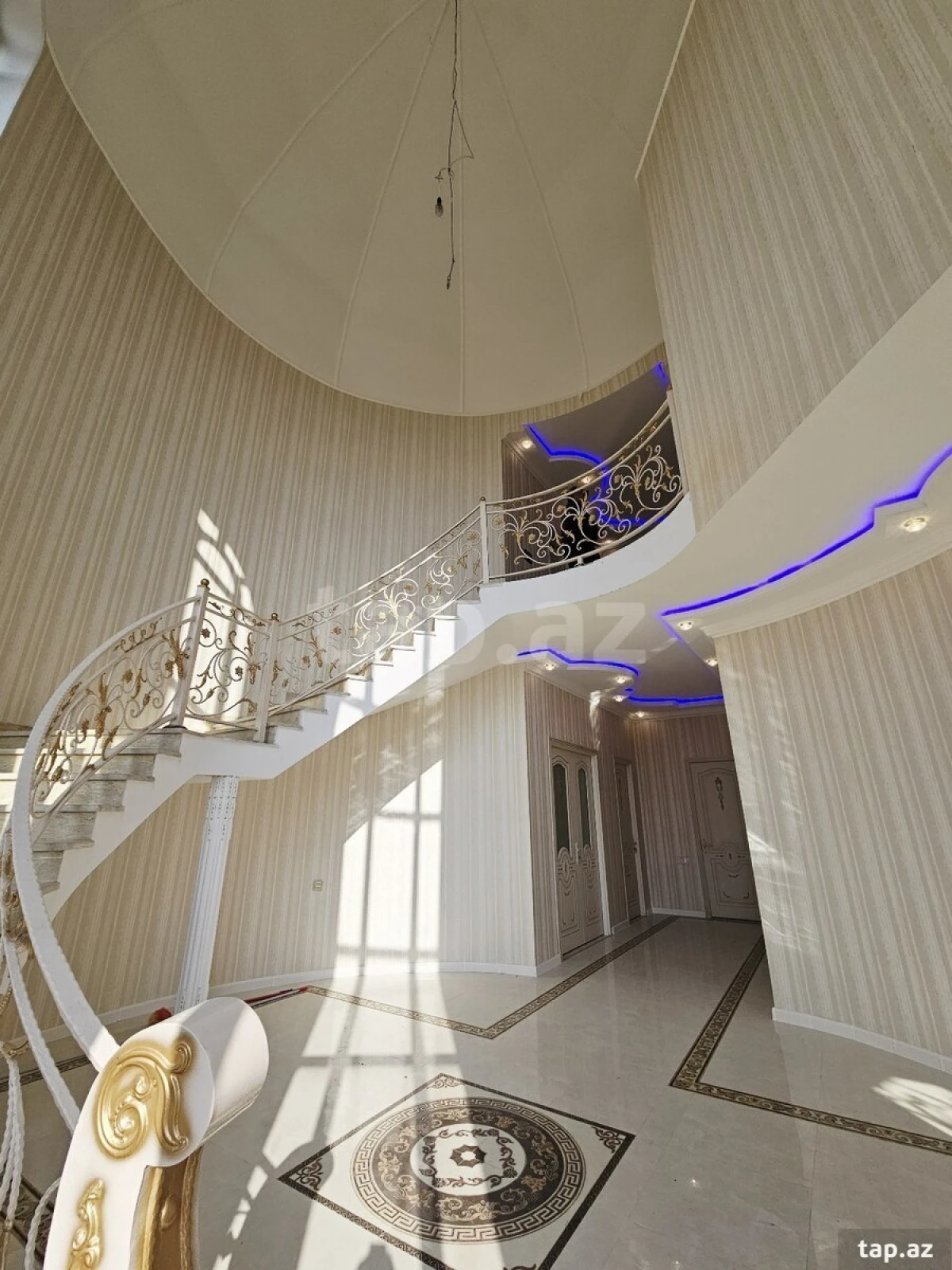 Satılır 5 otaqlı həyət evi 300 m²