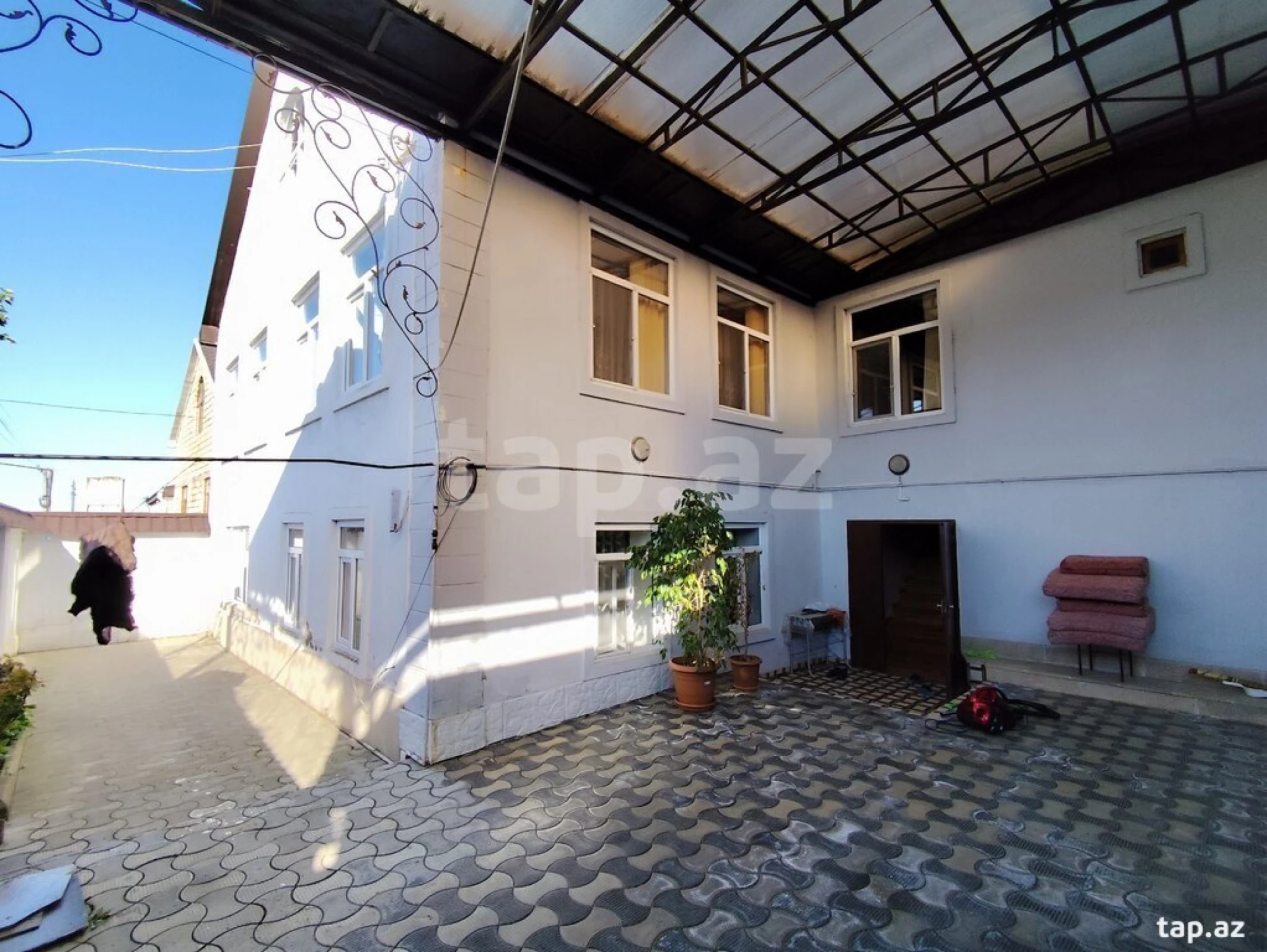 Satılır 8 otaqlı həyət evi