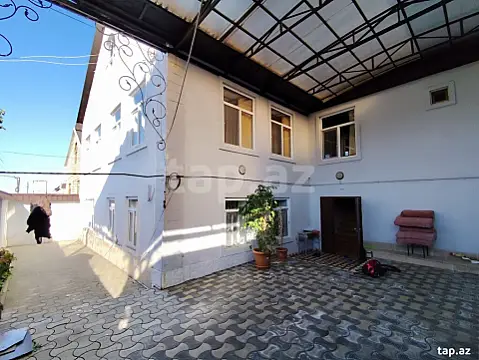 Satılır 8 otaqlı həyət evi