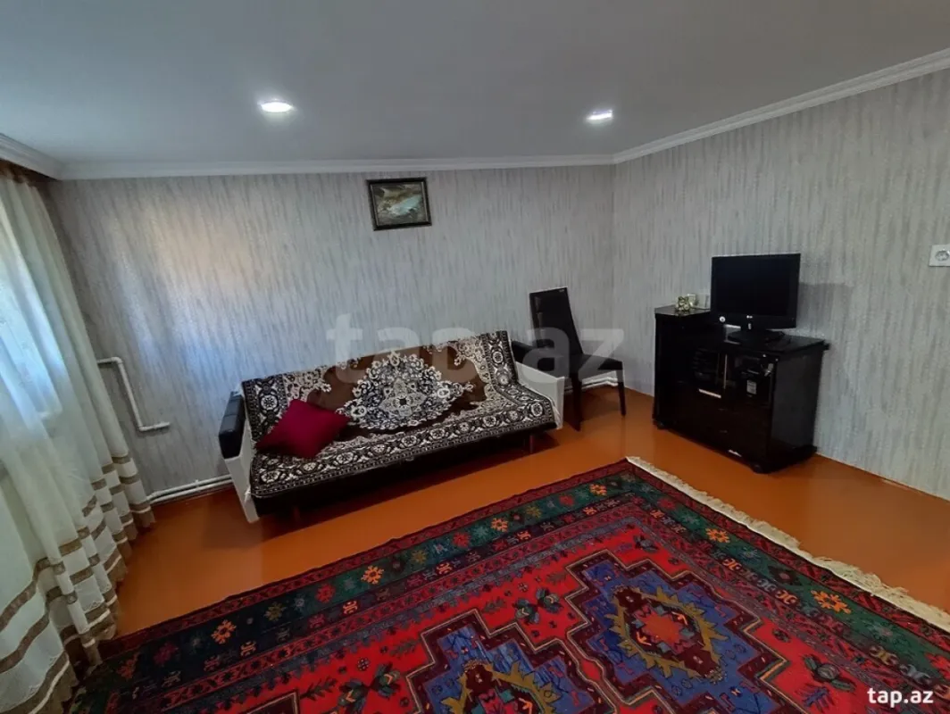 Satılır 8 otaqlı həyət evi