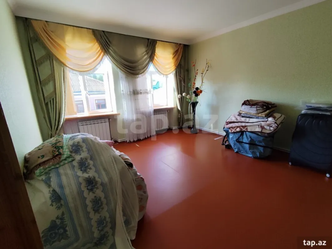 Satılır 8 otaqlı həyət evi