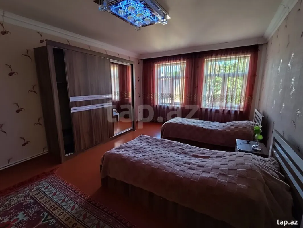 Satılır 8 otaqlı həyət evi