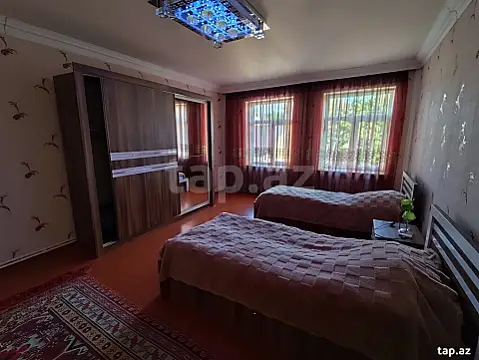 Satılır 8 otaqlı həyət evi