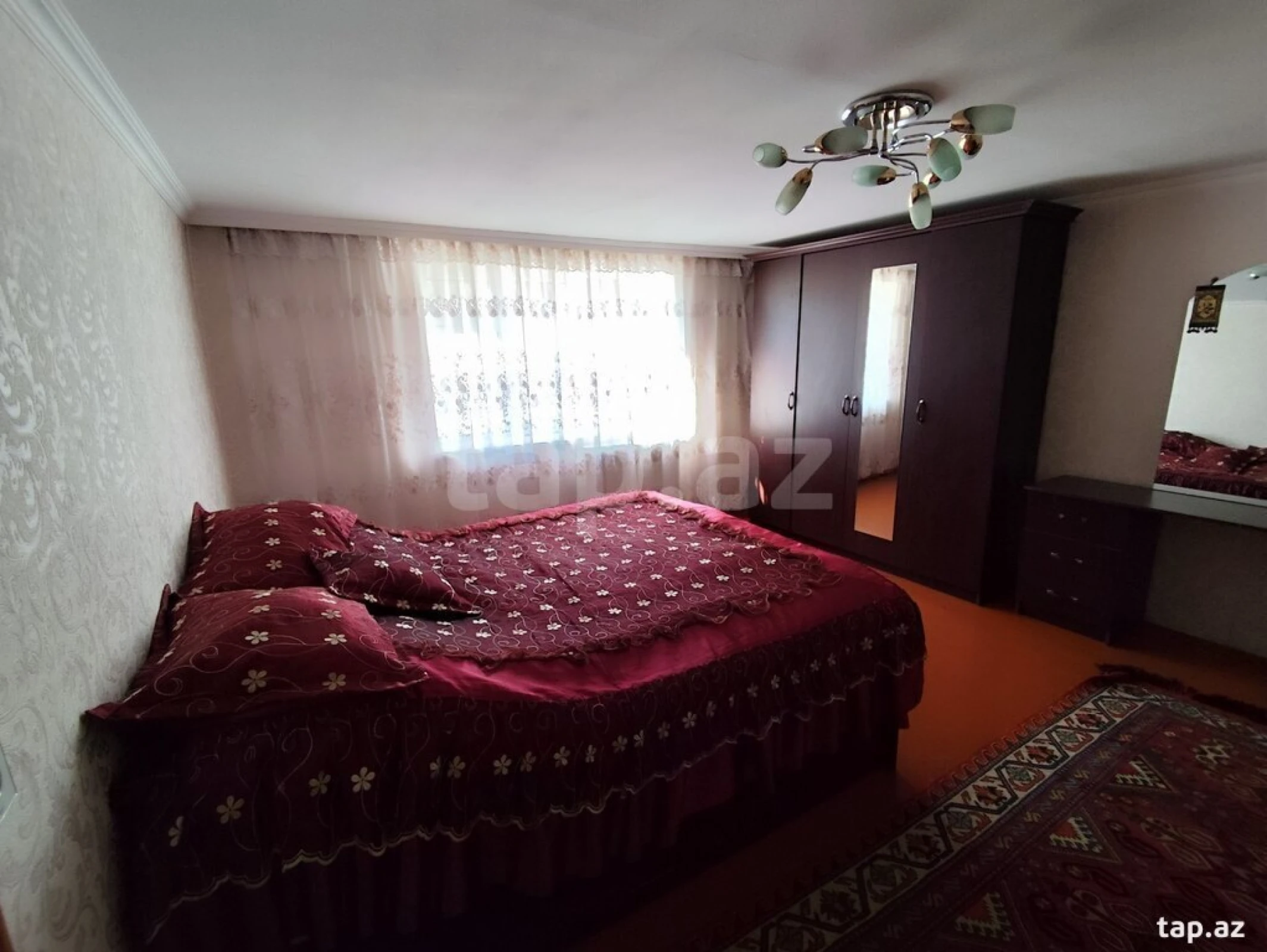 Satılır 8 otaqlı həyət evi