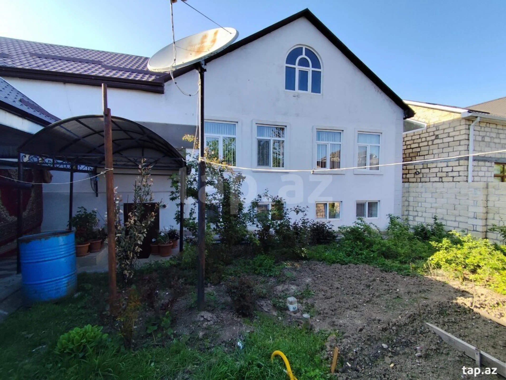 Satılır 8 otaqlı həyət evi