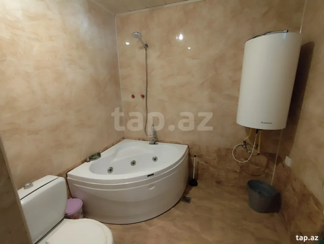 Satılır 8 otaqlı həyət evi