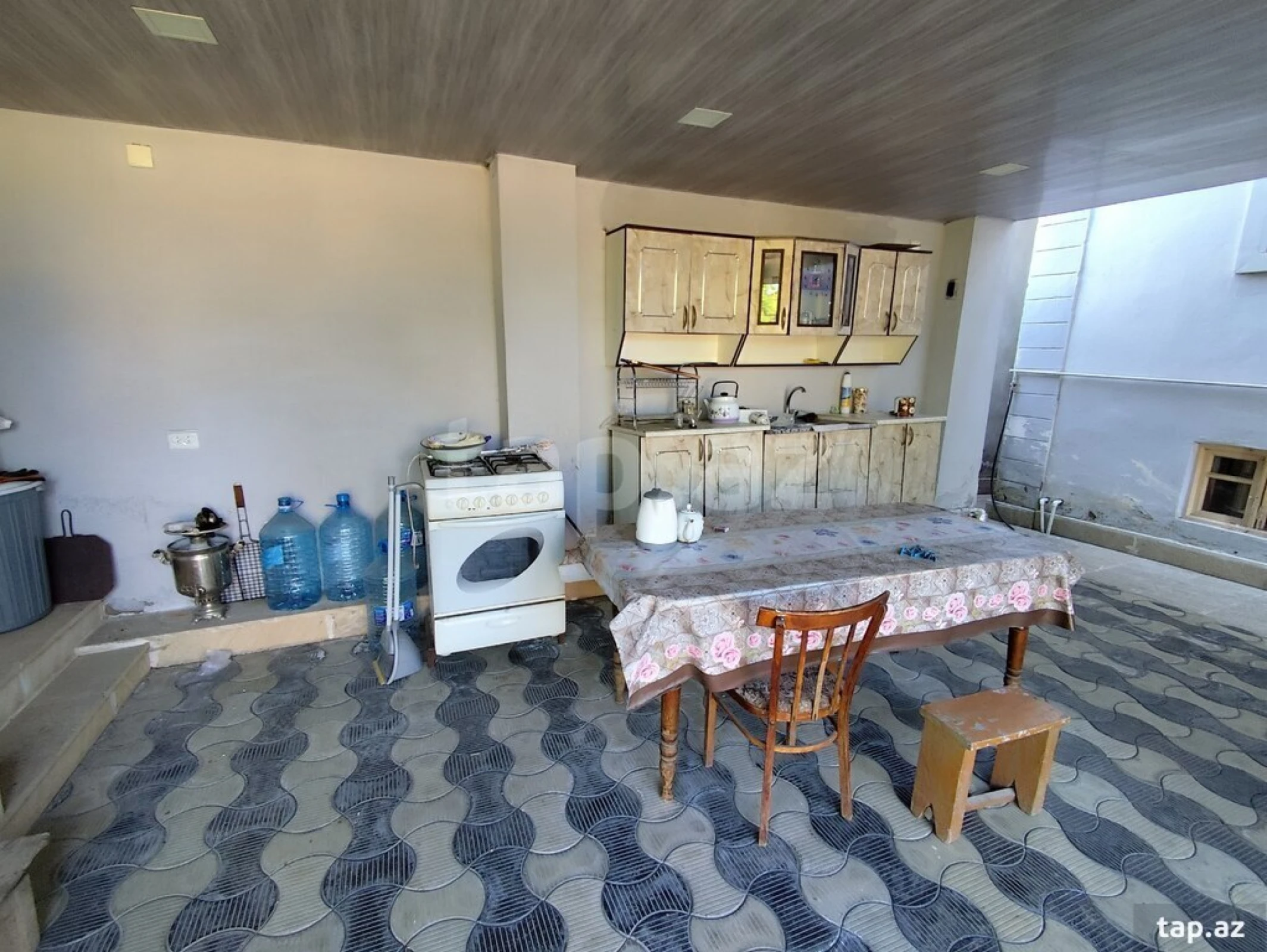 Satılır 8 otaqlı həyət evi