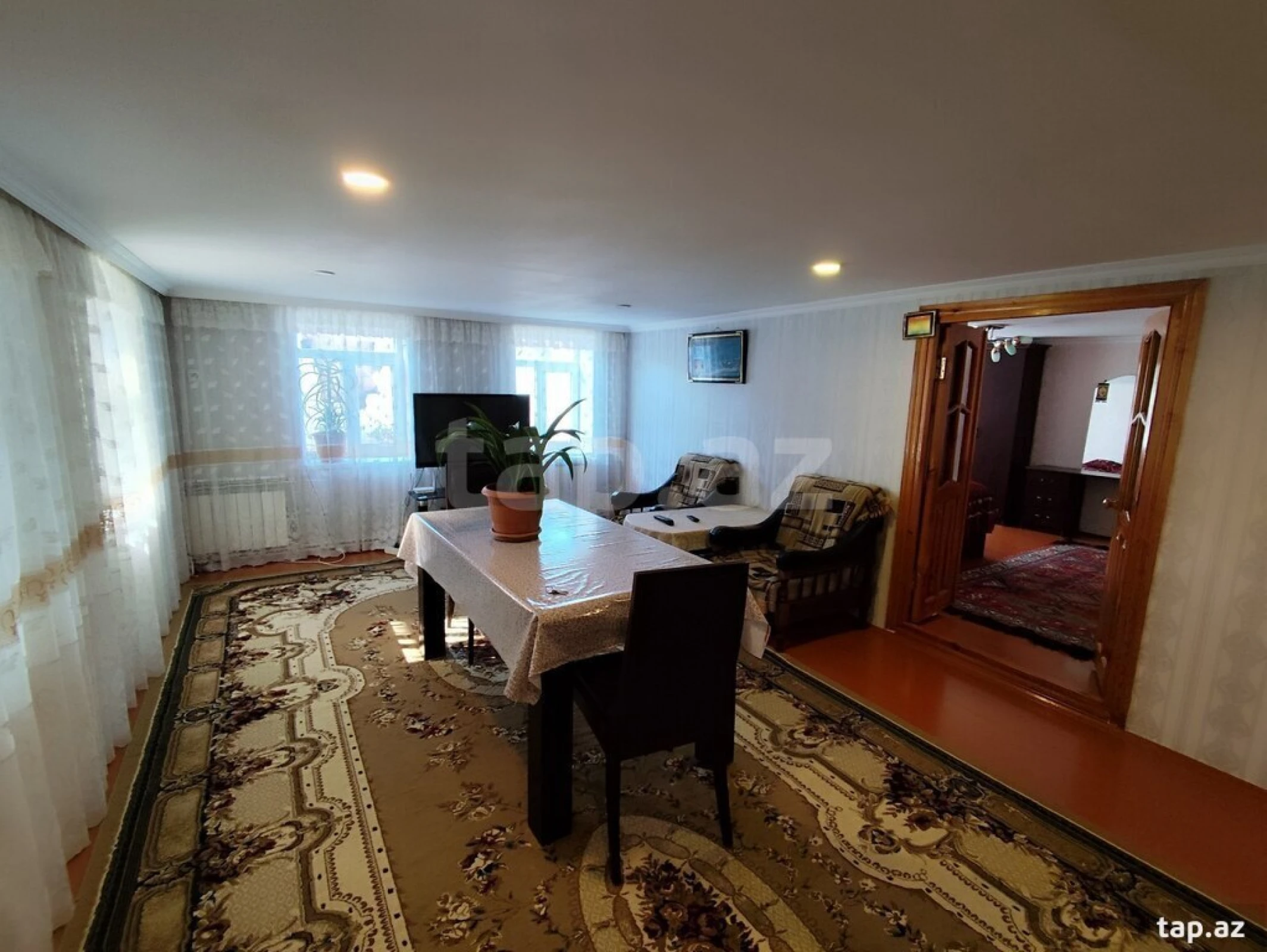 Satılır 8 otaqlı həyət evi