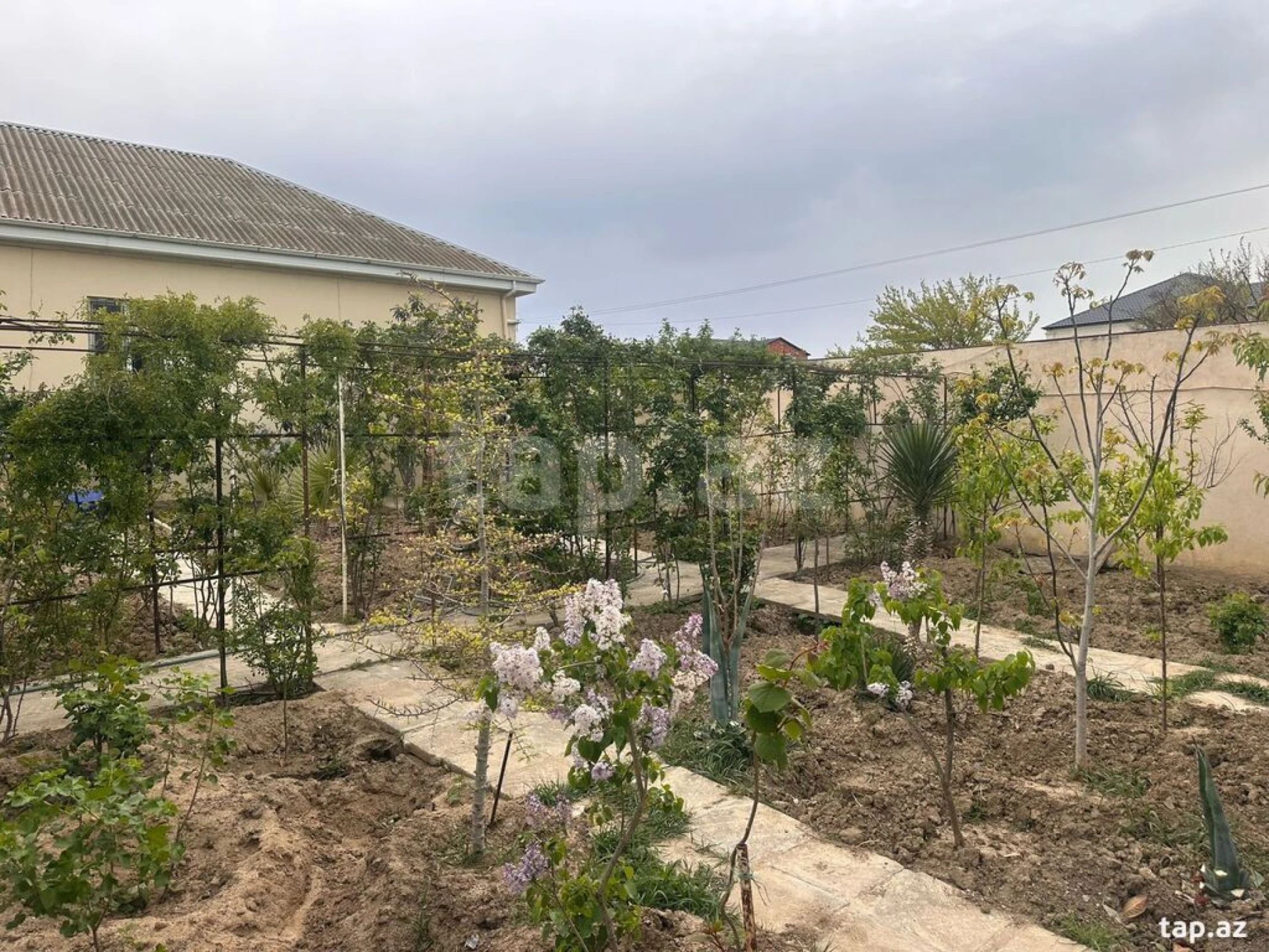 Satılır 4 otaqlı həyət evi