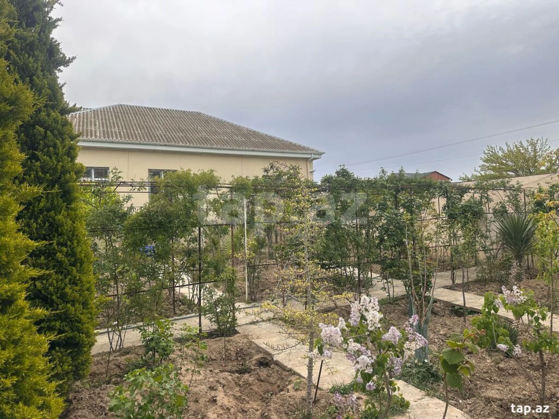 Satılır 4 otaqlı həyət evi