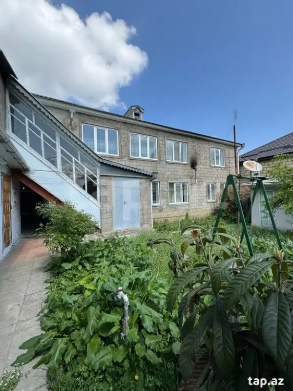 Satılır 8 otaqlı həyət evi 250 m²