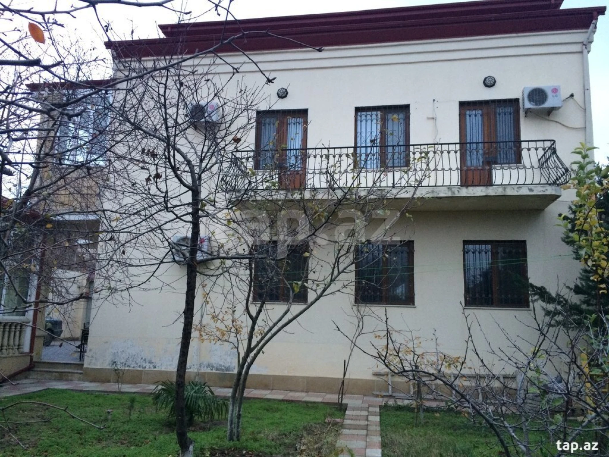Satılır 11 otaqlı həyət evi