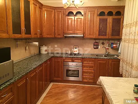 Satılır 11 otaqlı həyət evi