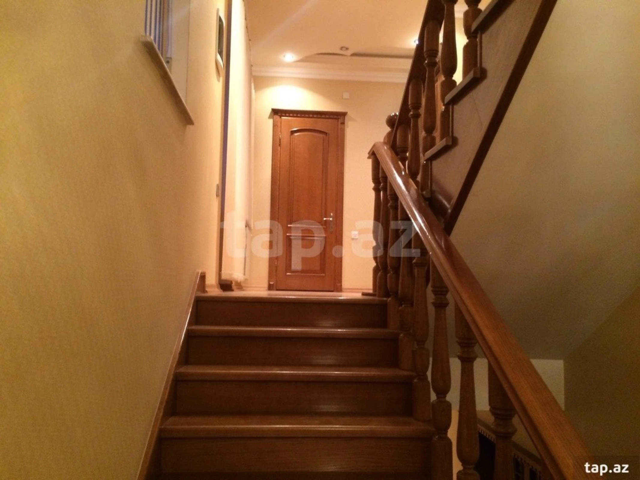 Satılır 11 otaqlı həyət evi