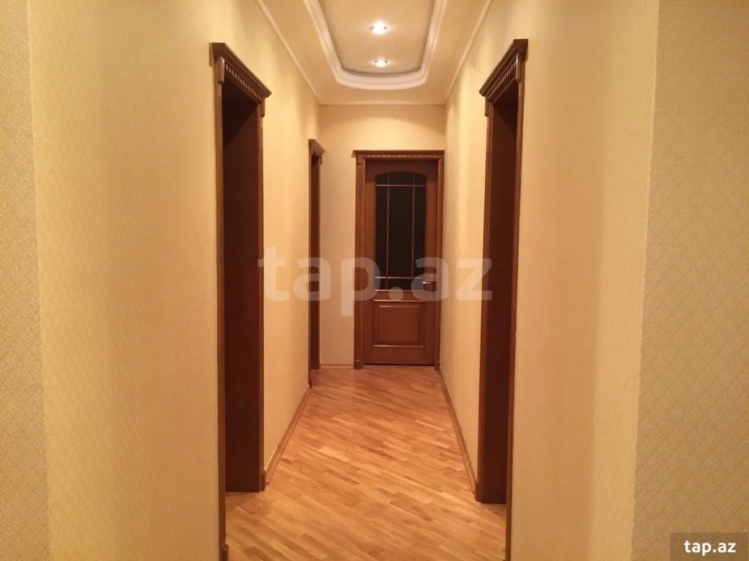 Satılır 11 otaqlı həyət evi