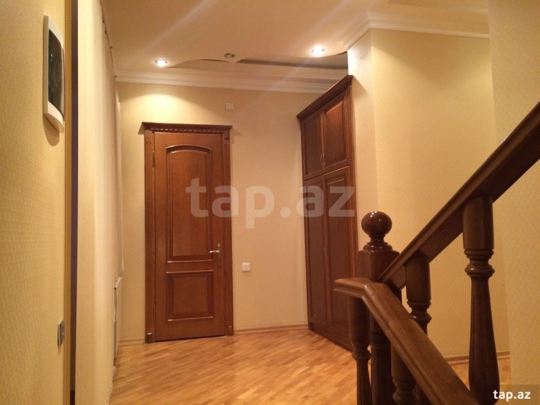 Satılır 11 otaqlı həyət evi