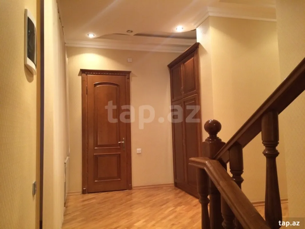 Satılır 11 otaqlı həyət evi