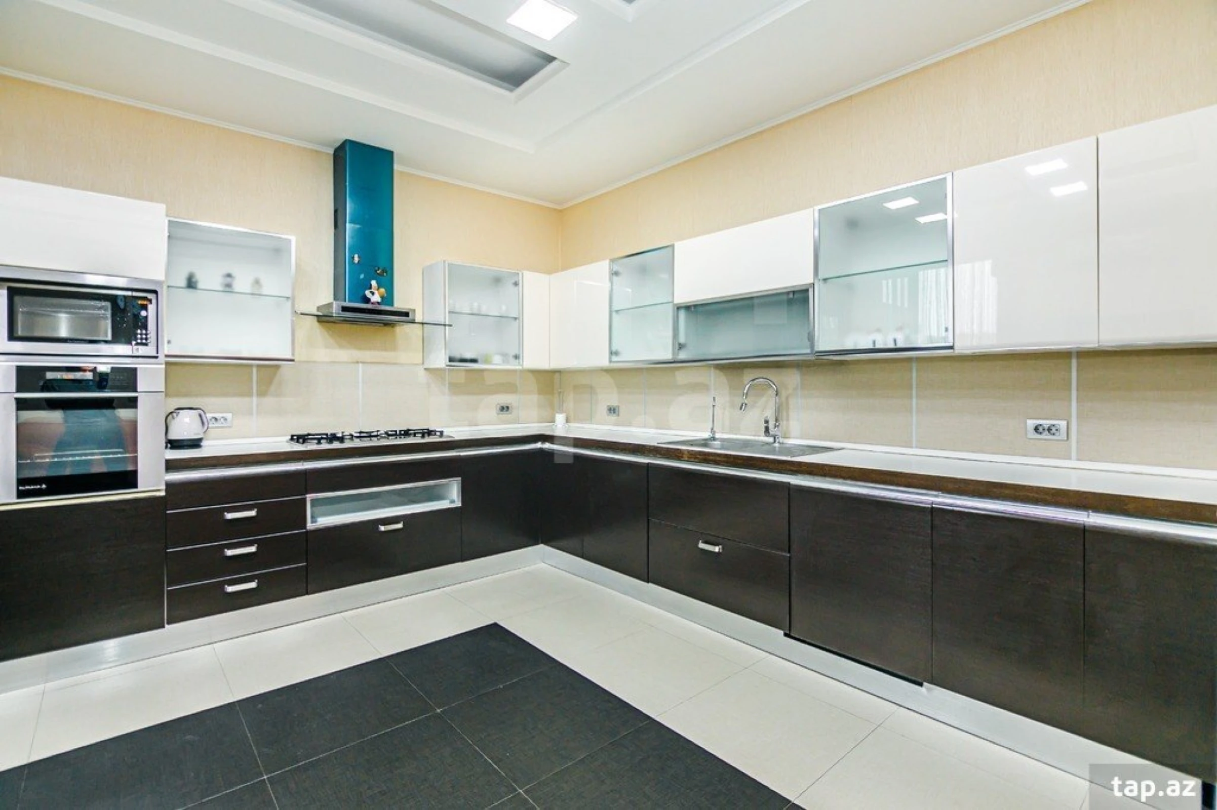 Kirayə verilir 4 otaqlı yeni tikili 200 m²