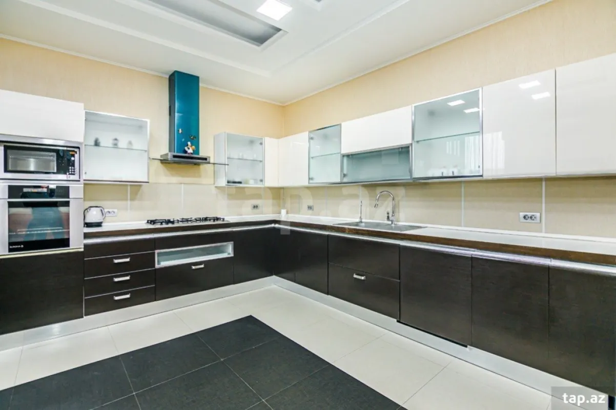 Kirayə verilir 4 otaqlı yeni tikili 200 m²